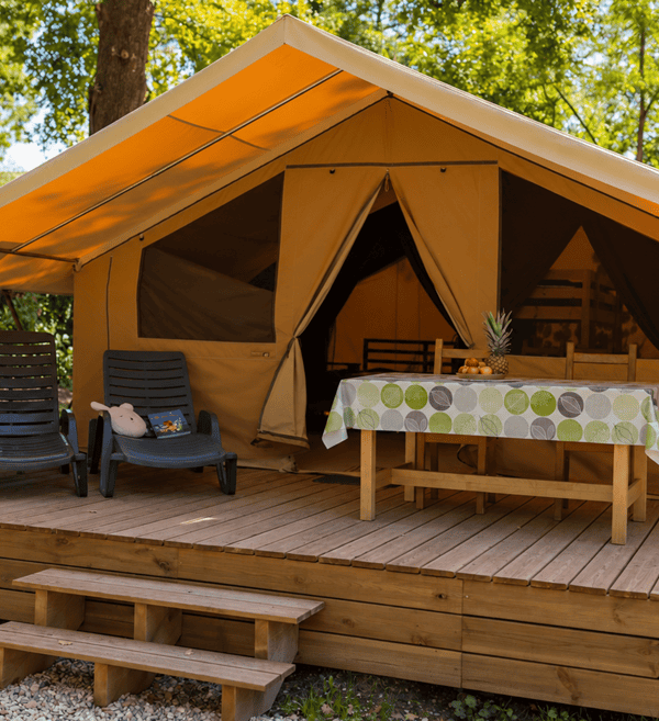 Tente lodge glamping avec terrasse en bois équipée