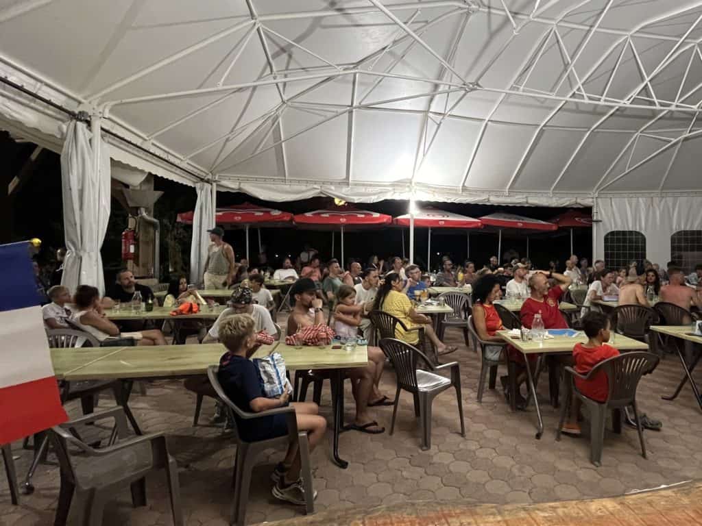 Supporters français réunis sous une tente pour regarder un match