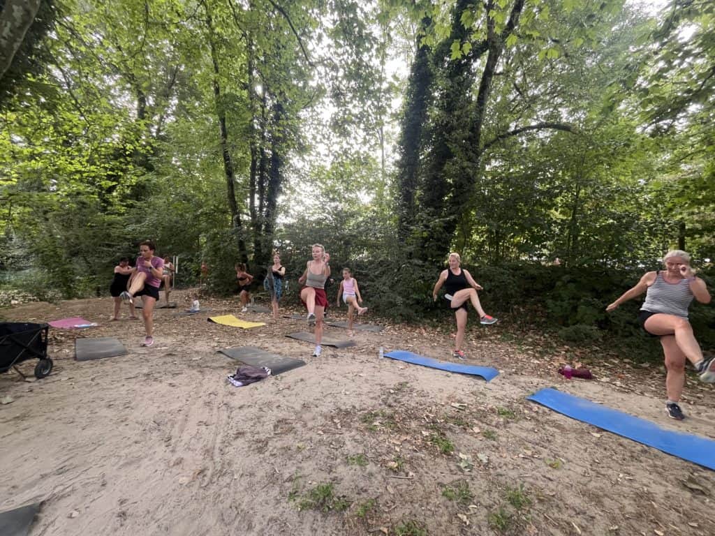 Cours de fitness en plein air dans un parc verdoyant