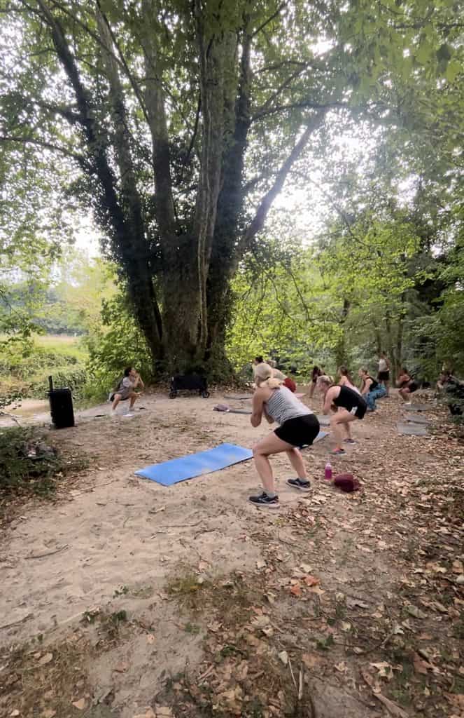 Cours de fitness en plein air dans un parc verdoyant